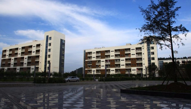 独山县大学城西校区体育场