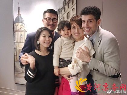 许茹芸和梁咏琪全家照