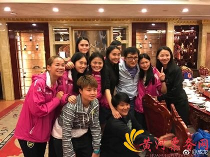 成龙和女足合影