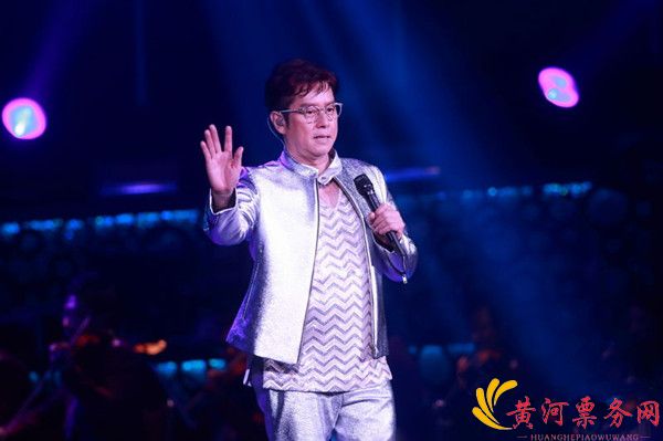 谭咏麟与粉丝挥手