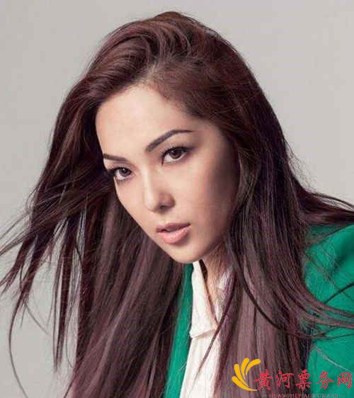 2005年,作为新人的卫兰的新人发行了第一张专《Day & Night》,里面的13首歌都是翻唱师兄黎明的,但是作为新人的卫兰,却给了听众朋友巨大的惊喜,特别的声线像在温柔地诉说13个不一样的全新故事。自此之后,卫兰的歌曲无论是原创的还是翻唱的,无论是粤语还是英文,都深受人们喜爱,而她更是成为各大歌曲颁奖典礼上的常客,获奖无数,2017叱咤乐坛颁奖礼卫兰首夺女歌手金奖。 提起卫兰的名字,有些人可能并不知道,但对她的歌曲一定不会陌生,在发行的众多专辑中,许多歌曲已经变成了金曲,也是KTV必点曲目。《离家出走》、《就算世界无童话》、《大哥》、《心乱如麻》等等,她的声音极具辨识度,细腻、温情、又清新。有着专属独特的声线。一开口便能让人记住这个特别的声音。 卫兰的出众无论是柔情的慢歌《街灯晚餐》、《残酷游戏》,还是节奏灵动的快歌《My Cookie Can》,各种风格都能轻松驾驭,唱出自己的风格。卫兰虽然是香港歌手,但全方位突破自我的她,无论是国语歌曲,还是英语歌曲。她都能轻松驾驭,她更是发行了多张国语与英语专辑,让更多的人熟悉她的声音。而这次卫兰更是选择以非情歌的《生涯规划》作为2018年的首支主打歌,让我们发现了不一样的卫兰。 这次,情歌天后的歌声不再只诉说缠绵情话与分手宣言,而是要以她独有的温柔与坚定的声音唱出她的人生哲学。2018你爱的卫兰阳江音乐会,家门口的音乐会,你爱的卫兰在这,你和你爱的人,可别再次错过……