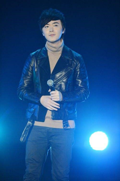 广州演唱会,让我们一起到广州体育馆2号馆,去感受洪卓立的现场音乐魅力吧!