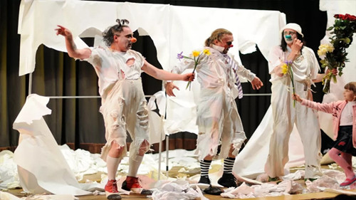 滑稽默剧《疯狂的纸世界》