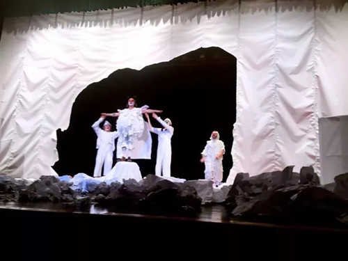 滑稽默剧《疯狂的纸世界》