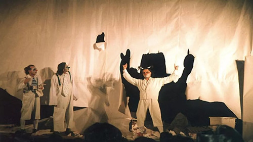 滑稽默剧《疯狂的纸世界》