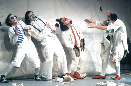 滑稽默剧《疯狂的纸世界》