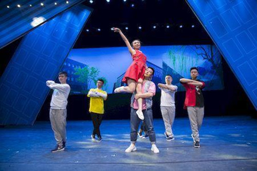 话剧《太阳照在南洋河上》