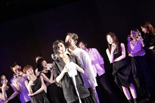 孟京辉戏剧作品《我爱xxx》