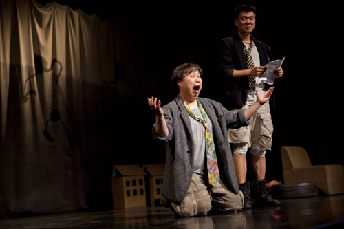 戏剧《两只狗的生活意见》