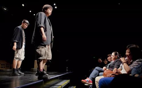 戏剧《两只狗的生活意见》