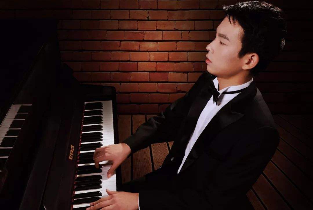 古典音乐虽是属于过去的音乐,但它的精粹在历史的长河中始终闪烁着异彩。它作为一种健康、明朗的"感情符号",不但可以维系人的心态平衡,而且可以使人的感情沸腾、升华,达到感情的"高峰体验"本场福州卡农钢琴音乐会亦是如此,将由青年钢琴演奏家于泊洋为喜爱古典乐的朋友们带来一场精彩绝伦的音乐盛会!