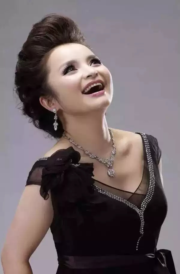 “中西合璧的夜莺”-吴碧霞