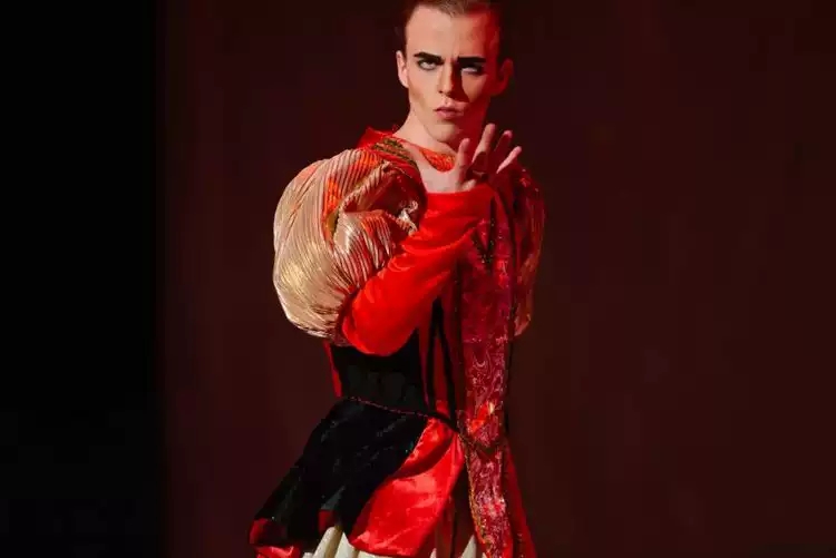 《爱丽丝冰游仙境》