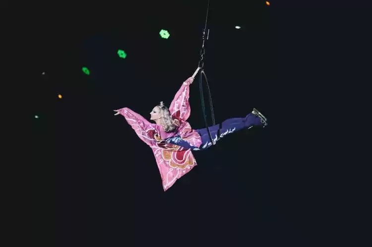 《爱丽丝冰游仙境》