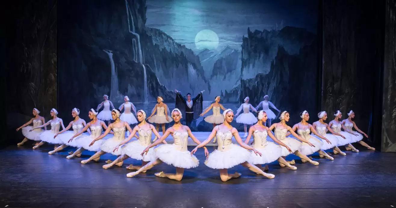 2019芭蕾舞天鹅湖武站汉