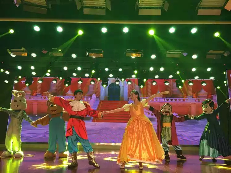 《灰姑娘与水晶鞋》