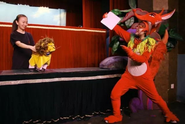 《找朋友》《披着狮子皮的羊》《不怕冷的大衣》