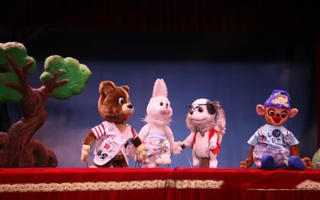 《找朋友》《披着狮子皮的羊》《不怕冷的大衣》