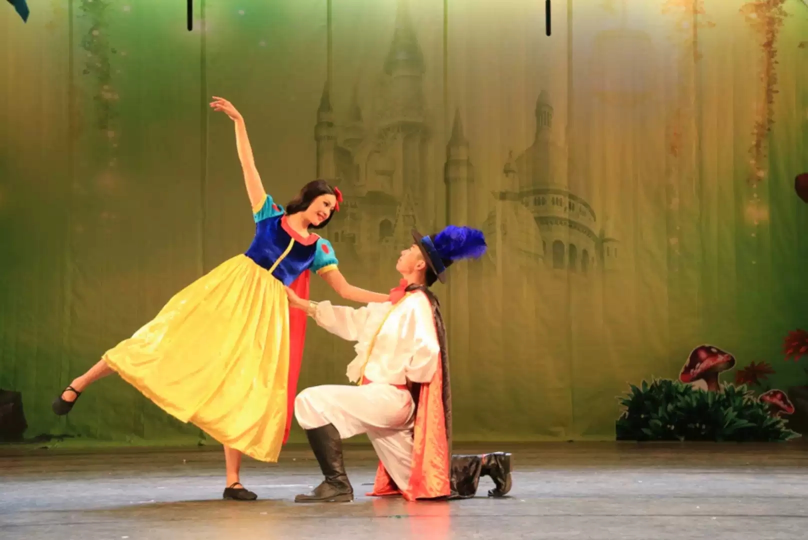 《新白雪公主与七个小矮人》