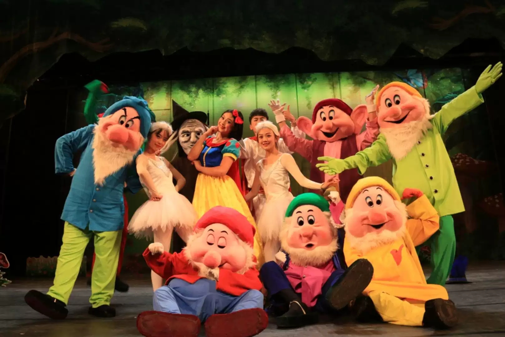 《新白雪公主与七个小矮人》