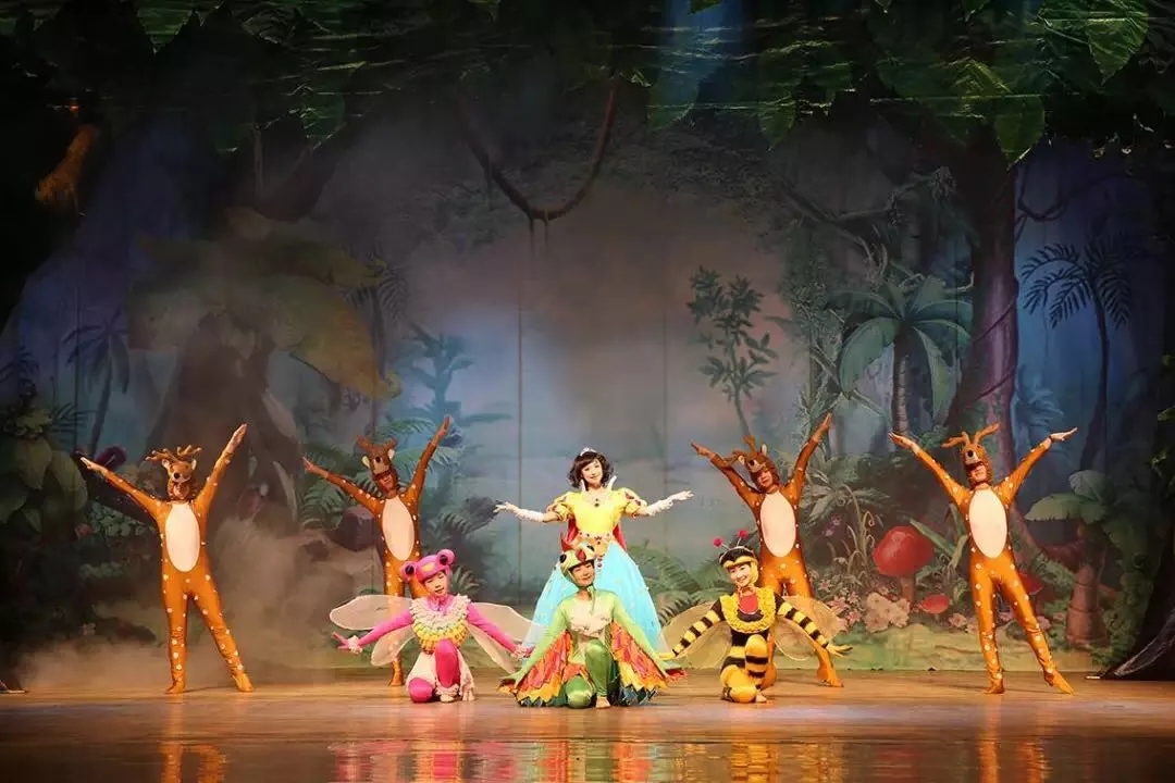 《白雪公主和七个小矮人》