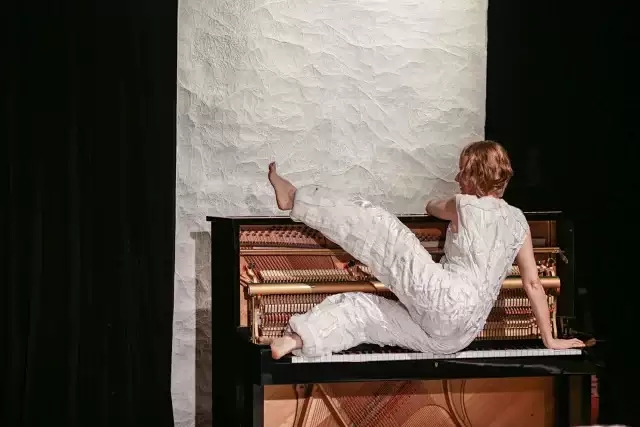 2021小顽家·创意互动形体剧《纸先生萨蒂》-上海站 2021小顽家·创意互动形体剧《纸先生萨蒂》-上海站