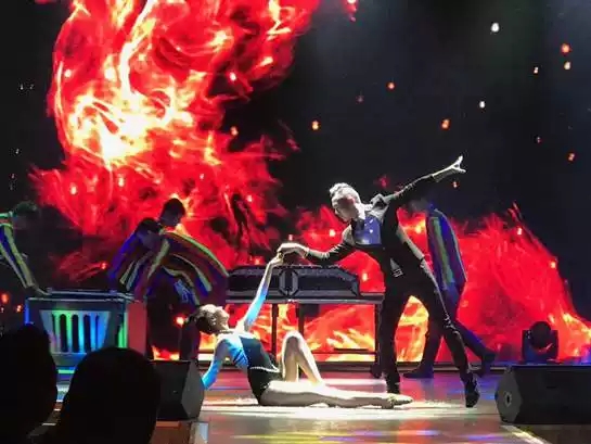 刘老根拿来一壶嗨晚宴剧院