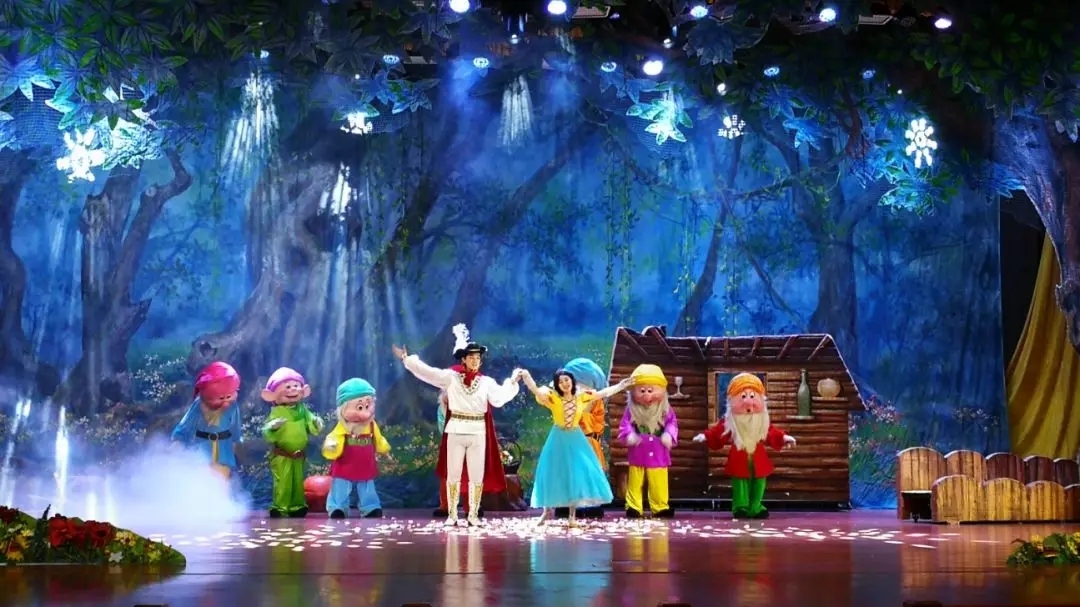 《新白雪公主与七个小矮人》