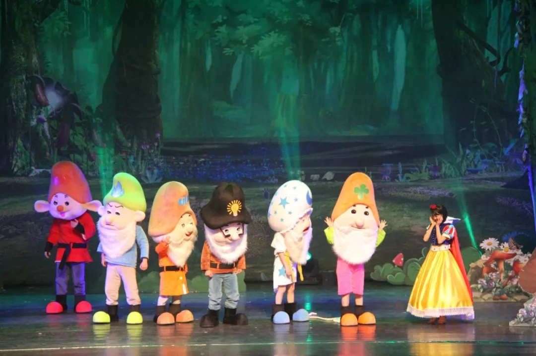 《新白雪公主与七个小矮人》