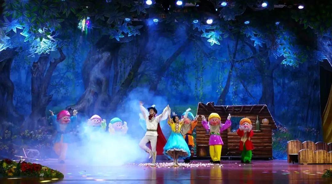 《新白雪公主与七个小矮人》