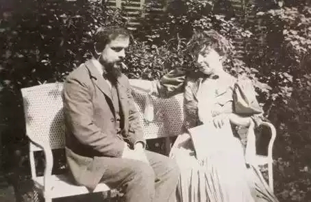 韩斌知名音乐学家讲课风格幽默风趣,独有见解上海音乐学院学科规划办公室副主任、上海音乐学院 贺绿汀中国音乐高等研究院副秘书长、上海音乐学院副研究员。毕业于上海音乐学院音乐学系,主要研究方向音乐文献学、歌剧、合唱学。先后出版《西方合唱音乐纵览》(世界图书出版公司,2000)、《德彪西》(世界图书出版公司,2001)、《二十世纪歌唱大师》(上海音乐出版社,2003)、《最后的浪漫主义者》(上海音乐出版社,2004)、《钢琴的故事》(上海音乐出版社,上海文艺音像出版社,2010)、《音乐学新论:音乐学的学科领域与研究规范》(高等教育出版社,2011,独立承担《音乐学研究工具与使用方法》一章)、《音乐地图:上海市学生经典音乐系列普及读本》(上海文化出版社,2015)、《艺术歌曲欣赏十八讲》(高等教育出版社,2016)、《圣乐欣赏十八讲》(高等教育出版社,2016)等专著。曾在《音乐艺术:上海音乐学院学报》、《音乐探索:四川音乐学院学报》等学术期刊上发表《 "中国之莺"的"青春之歌"--历史音频中的表演史研究,以周小燕先生为例》、《历史音频修复与数字化保存的实践与思考--以/为例》等论文,并在《人民音乐-留声机》、《爱乐》、《音乐爱好者》、《歌剧艺术》等杂志开设专栏,出版与发表文字逾百万字。曾承担课题省部级课题:《西方音乐文献精解》(2005 年度上海市教委课题)、《历史音频修复与数字化保存技术研究》(上海市科委 2009 年度重点科技攻关课题)、《基于本体技术的中国民族民间音乐重制技术研究》)(上海市科委 2012 年重点科技攻关课题)、《云南省民族民间音乐保护》(云南省科技厅)。本人参与研发的《上音历史唱片可干预智能化修复与数据库管理系统》曾荣获 2009 年度中华人民共和国文化部科技创新奖。本人参与项目《珍贵历史音频修复与数字化保存技术研究》曾荣获 2013 年度上海市科学技术进步三等奖。曾担任上海文艺音像出版社《环球经典》、《NAXOS 历史录音经典》、中国唱片总公司上海公司《中国著名演奏家录音珍版典藏》系列唱片策划、翻译统筹、撰稿等工作。