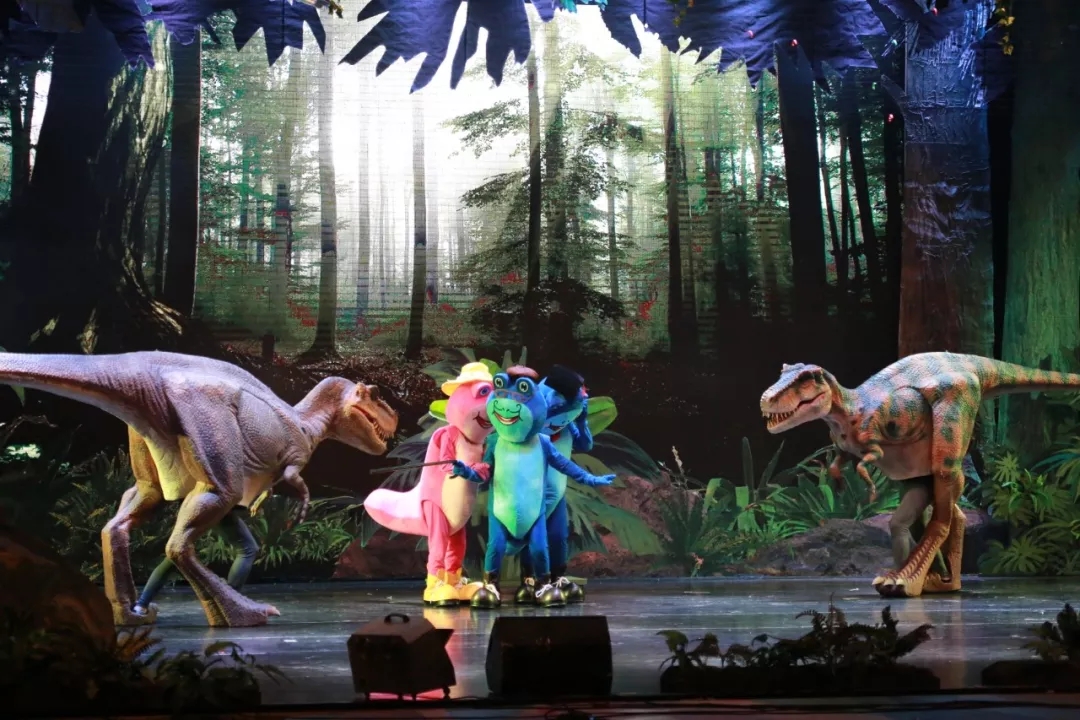 《恐龙归来之小精灵探险记》