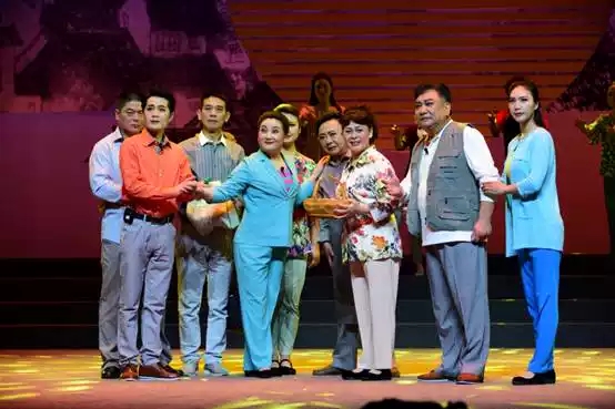 《村里来了花喜鹊》