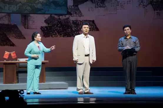 《村里来了花喜鹊》