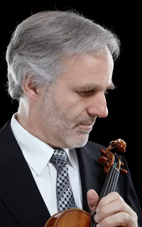 钢琴演奏家克里斯多福·辛特胡勃,生于奥地利,毕业于国立维也纳音乐院。曾师从多位当代名家,如德国钢琴家和苏联钢琴家Lazar Berman,并在各地国际钢琴竞赛上获得多项殊荣,如莱比锡的巴哈大赛、苏黎士的安达·盖扎大赛和维也纳的贝多芬大赛,并受众多著名音乐节邀演如Schleswig-Holstein-Festival in Germany、Styriarte Graz、Carinthischer Sommer Ossiach、Mozartwoche in Salzburg等。