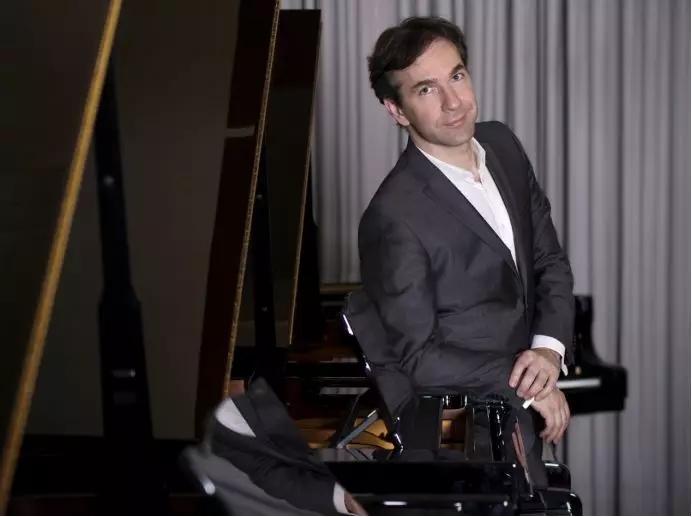 钢琴演奏家克里斯多福·辛特胡勃