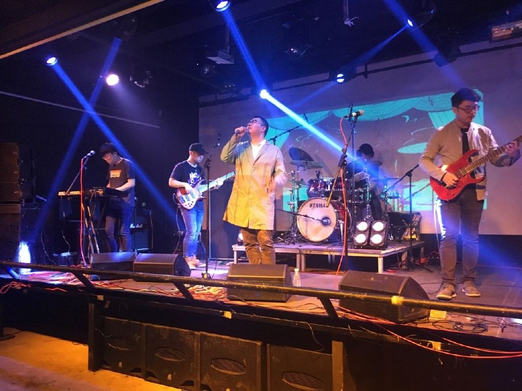 鲤鱼滑梯乐队成都演唱会