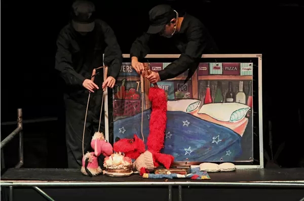 《吃面条的小红狼》