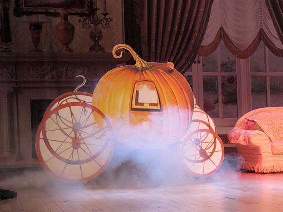 《灰姑娘与水晶鞋》