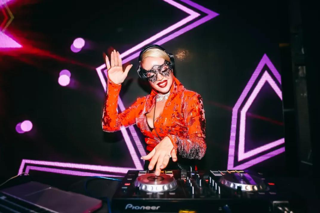 超模DJ巡演荧光派对