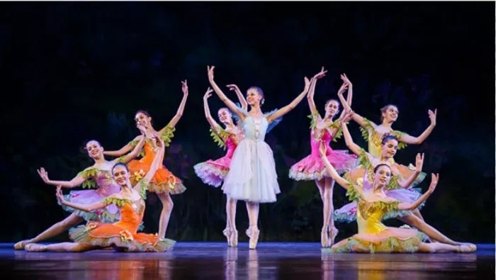 《白雪公主和七个小矮人》