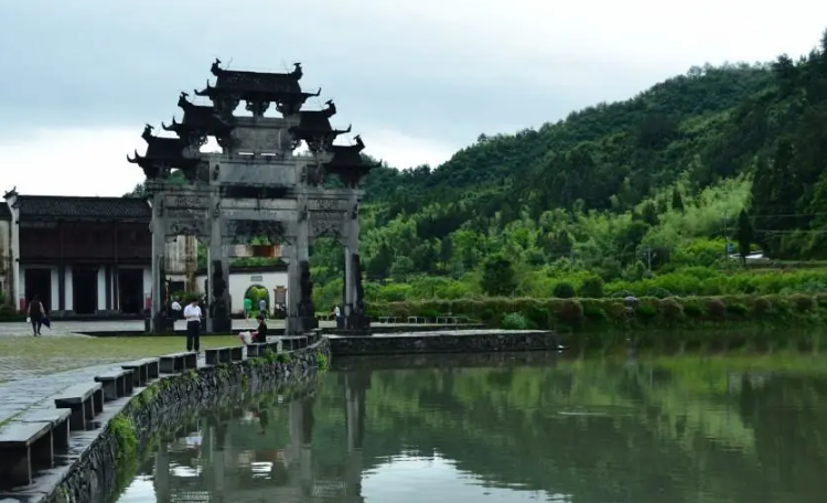 黄山市西递古村落旁