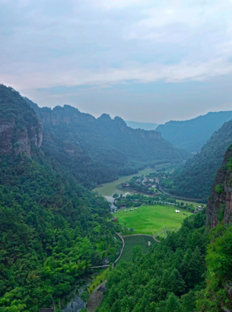 新昌十九峰景区千丈幽谷大草坪场馆图片
