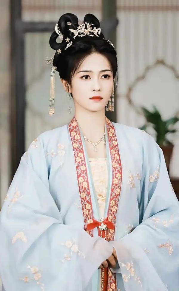 白鹿和张凌赫是什么关系？